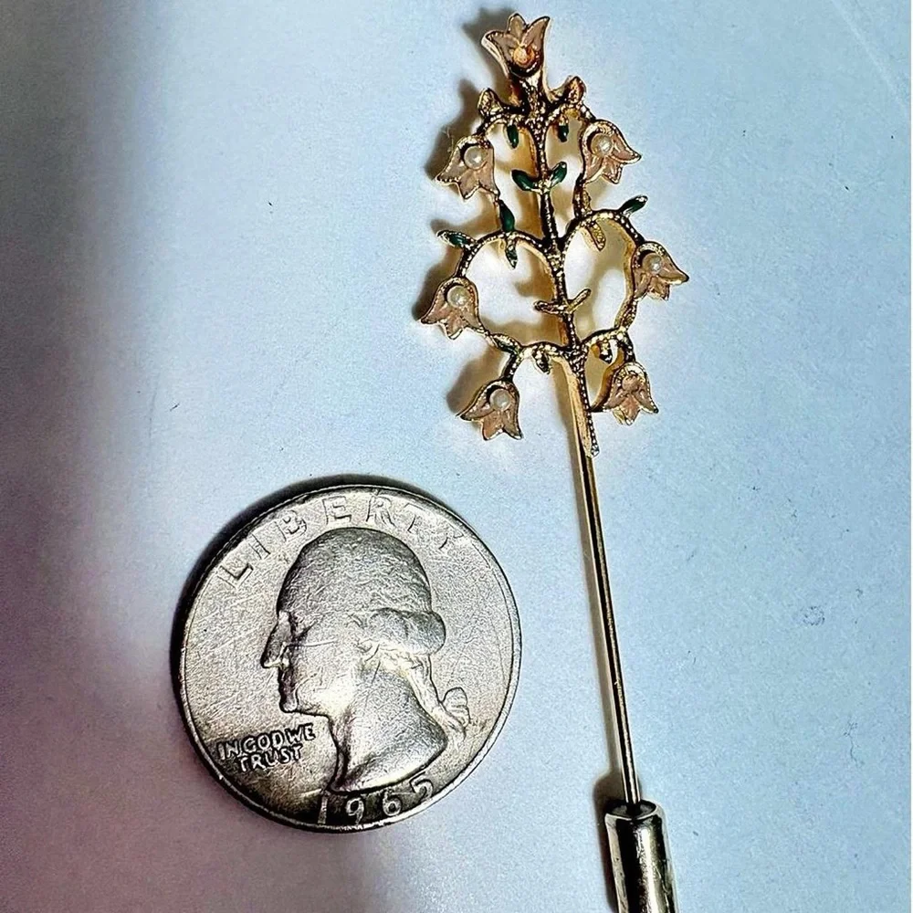 Elegant vintage Gold tone Floral pin Brooch